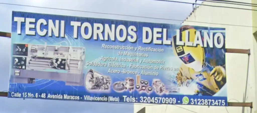Ejemplo de un pendón publicitario exterior desgastado por el sol y con diseño saturado de un negocio local. Se utiliza como caso de estudio en Beria Publicidad para ilustrar cómo el material impreso antiguo afecta la percepción de profesionalismo y claridad de una marca.