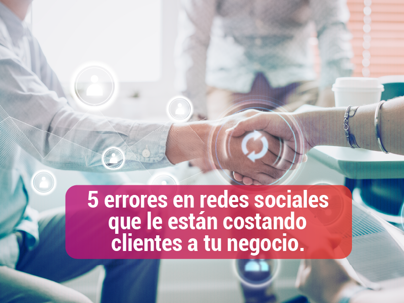 Apretón de manos entre asesor y cliente que ilustra los errores en redes sociales de un negocio en Villavicencio