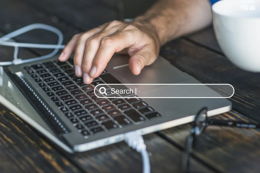Persona buscando en internet un negocio que no tiene página web actualizada en Villavicencio